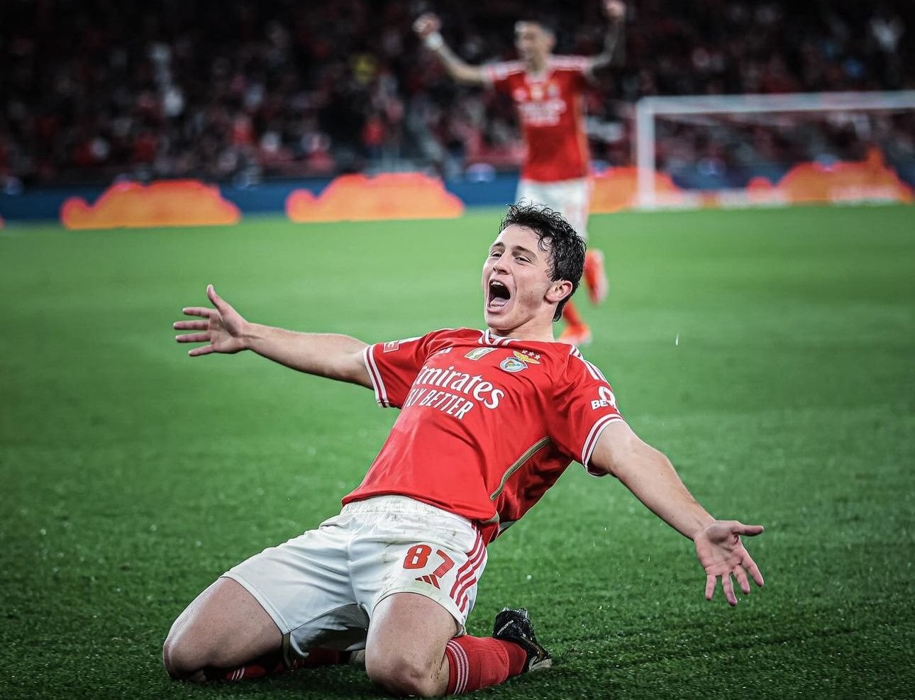 🚨 PSG presented a formal offer to Benfica for João Neves around €70m + €10m in objectives. The offer was not accepted by the Portuguese club, which only wants to sell player for €120m. PSG will try to include players in deal, Ugarte, Soler or Sanches are options.