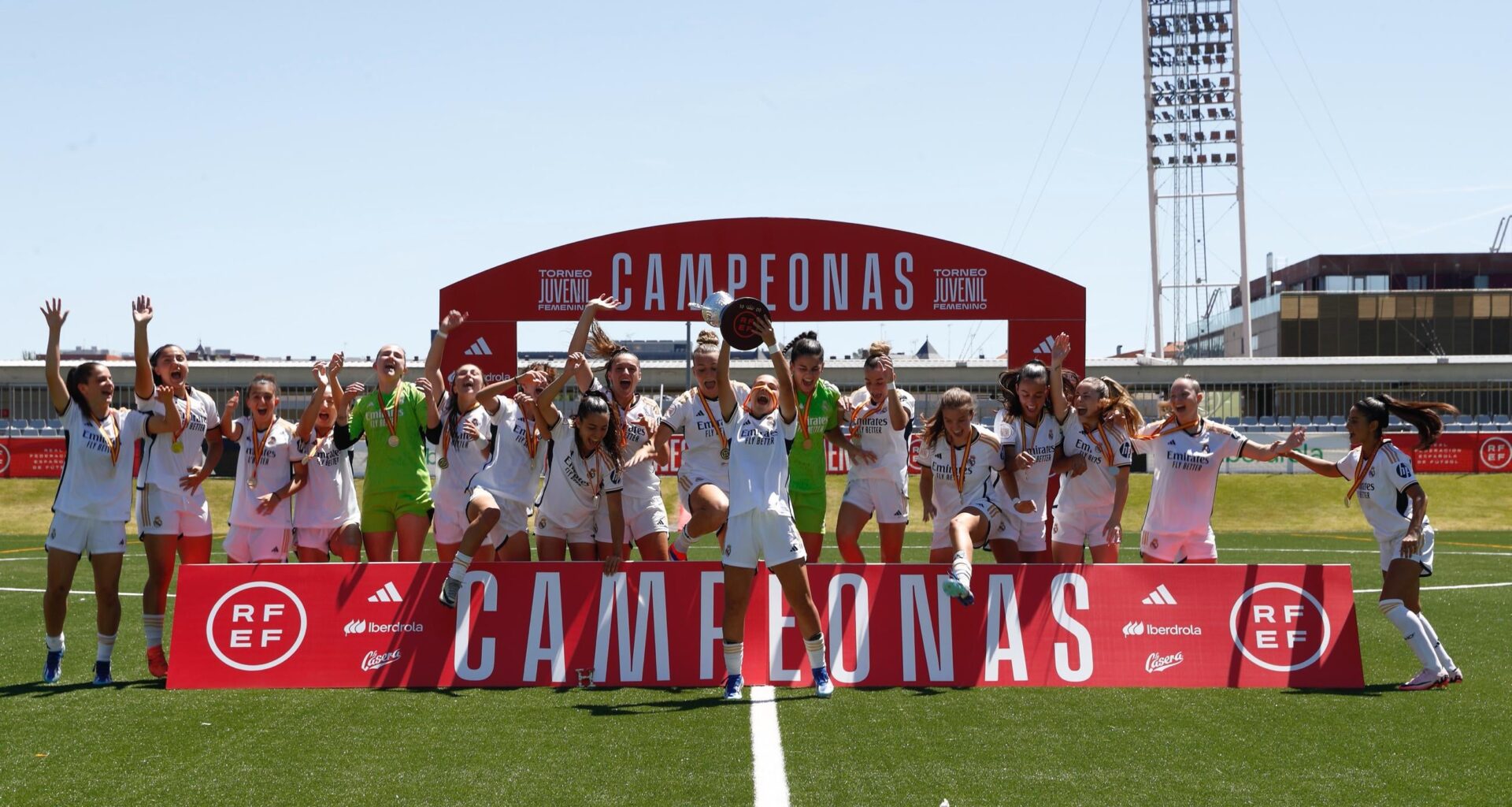[Fem] Our Youth team has won the first edition of the Torneo Juvenil Femenino beating Barça (first victory against them of our women's section) 1-2 in the final. Congratulations!