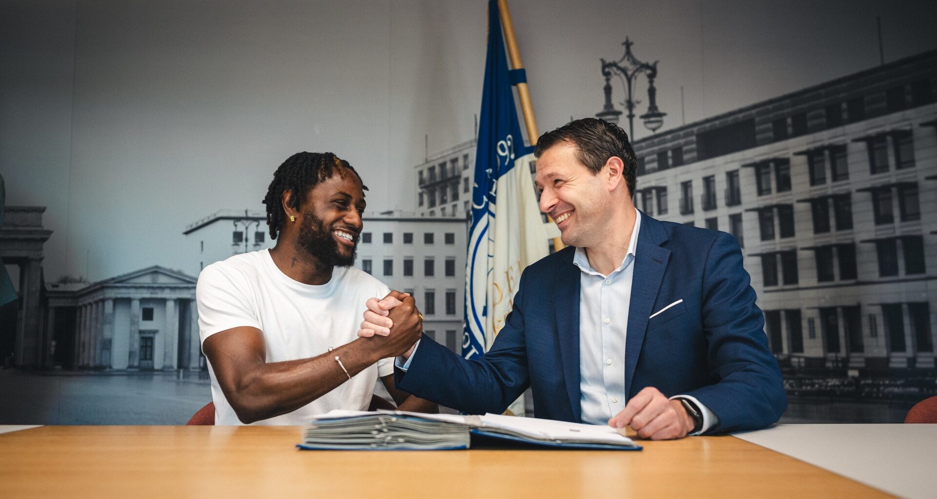 Deyovaisio Zeefuik bleibt Herthaner! Der Niederländer hat am seinen Vertrag bei Hertha BSC um ein weiteres Jahr verlängert