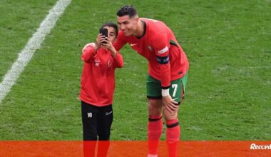 Criança invade relvado para abraçar Cristiano Ronaldo e acaba a tirar uma selfie