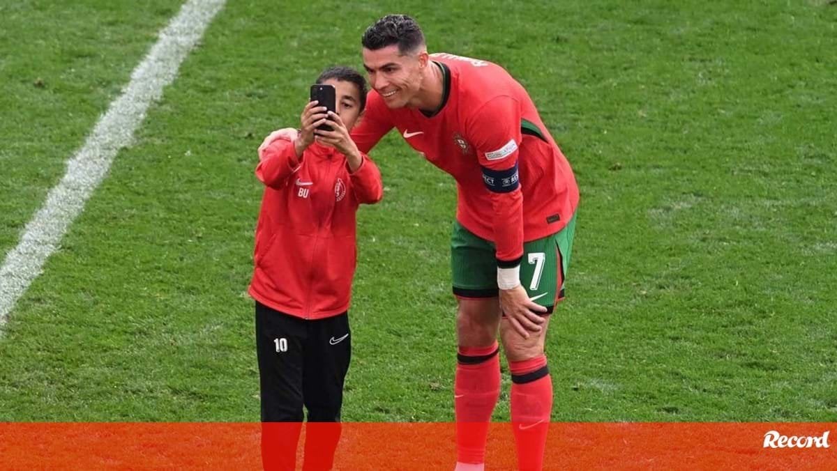 Criança invade relvado para abraçar Cristiano Ronaldo e acaba a tirar uma selfie