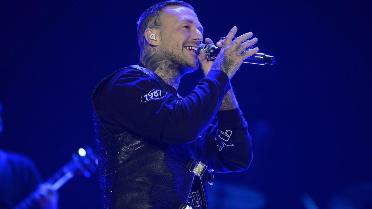 Rapper Kontra K gibt Konzert im deutschen EM-Quartier