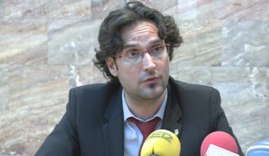 Govern analitzarà si cal millorar el sou dels funcionaris