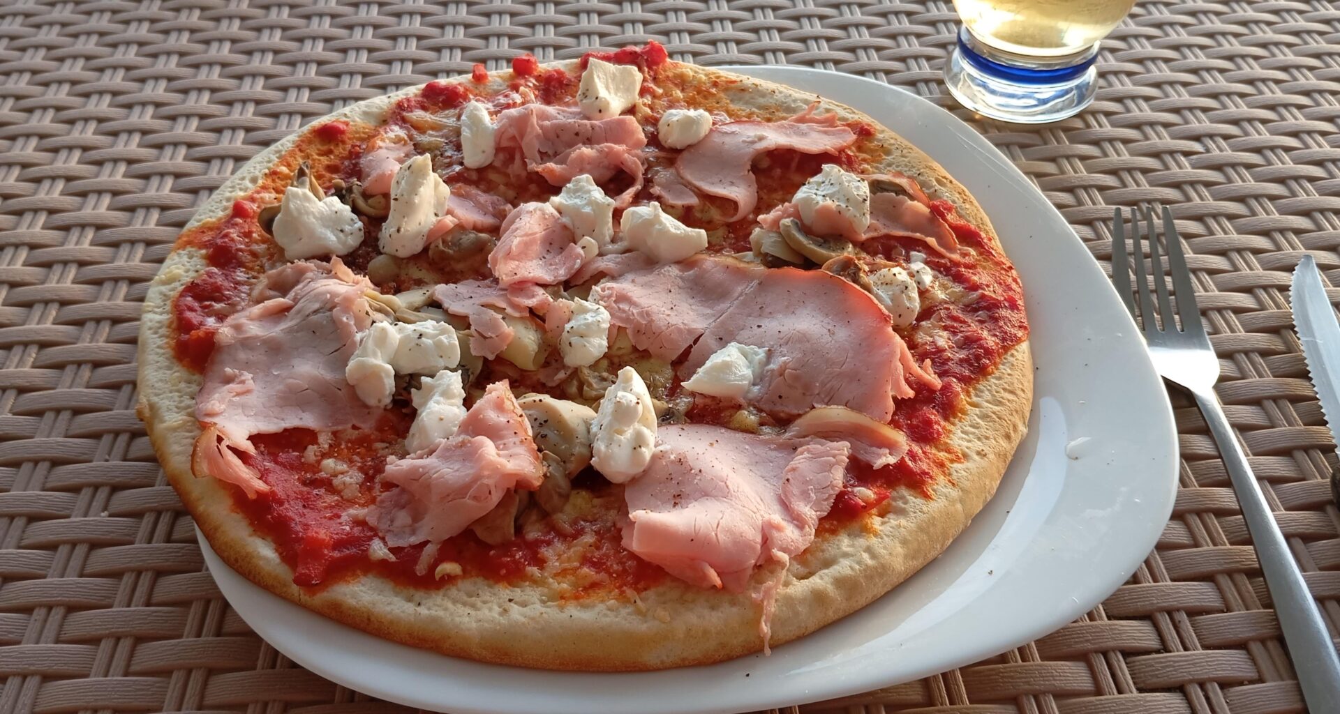 Pizza prosciutto e funghi (improvised)