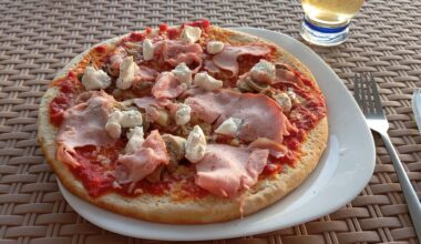 Pizza prosciutto e funghi (improvised)