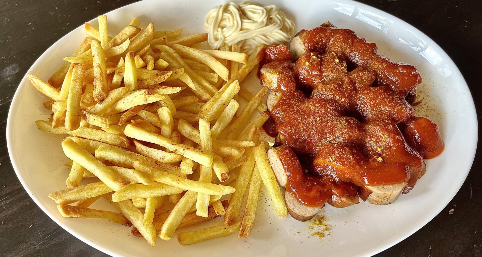 Mantaplatte (Currywurst, French fries with mayo)