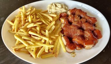 Mantaplatte (Currywurst, French fries with mayo)