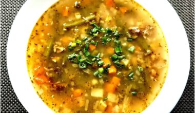 Today for lunch - soup made from green beans and smoked broth and chicken quarters on bacon and onions with mashed potatoes. Compared to the original recipe baked in a REMOSKA. Have a nice rest of Sunday everyone 🌞🍻