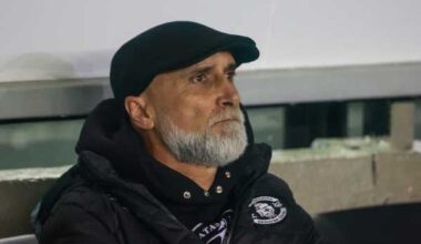 Álvaro Pacheco é demitido do Vasco após 4 jogos.