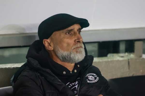 Álvaro Pacheco é demitido do Vasco após 4 jogos.