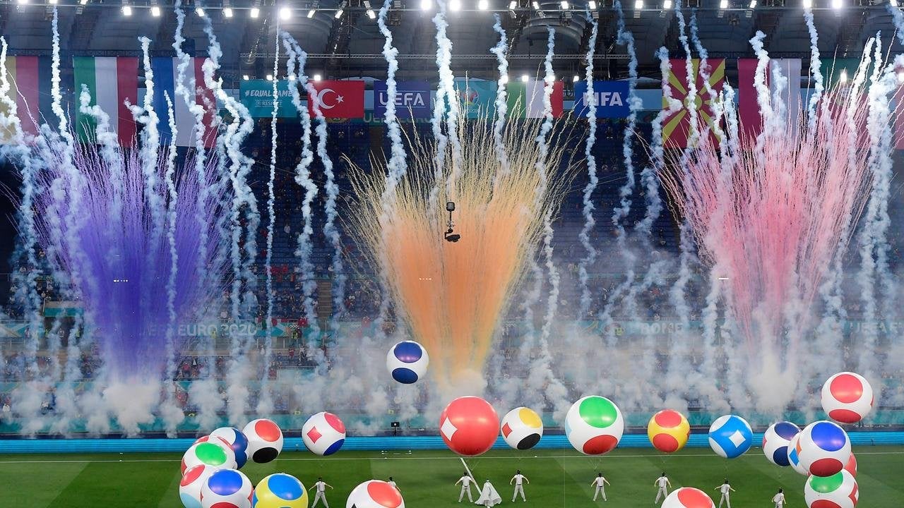 Streit um Pyrotechnik zwischen UEFA und Münchens Behörden: Die UEFA will bei der Eröffnungsfeier der EM 2024 130 pyrotechnische Gegenstände im Innenraum des Stadions zünden - Münchener Behörden sehen ungünstige Signalwirkung für die Fans