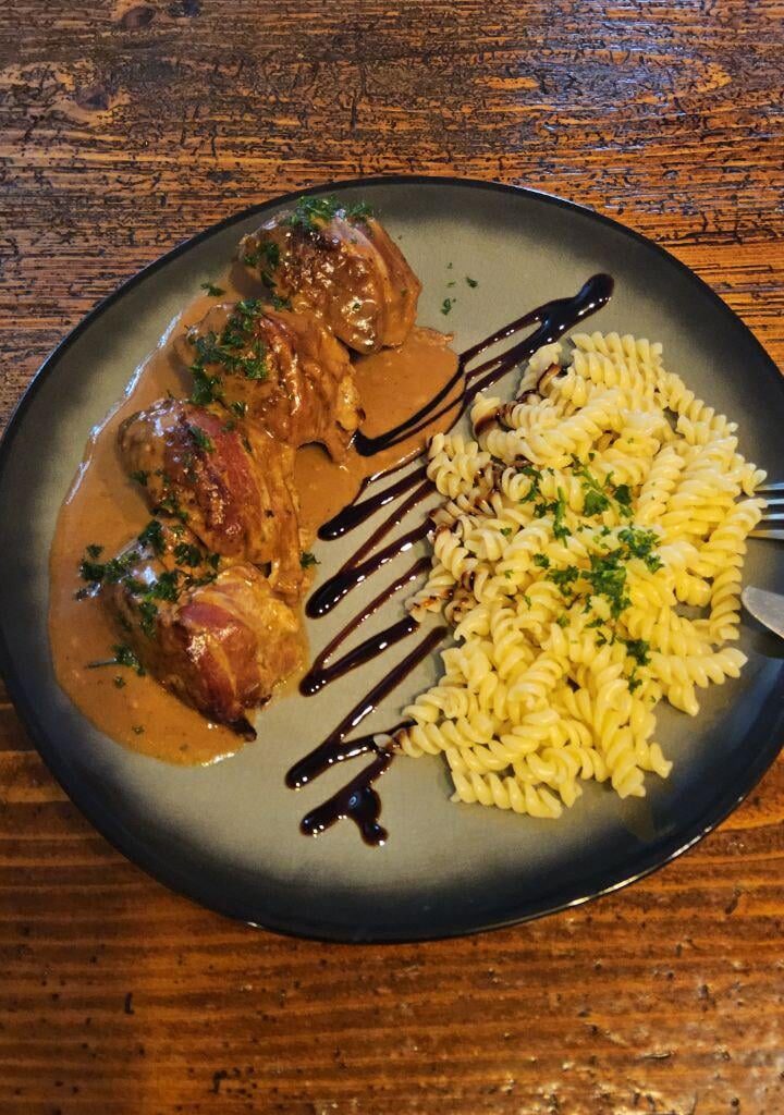 Meatballs with mozzarella filling, wrapped in bacon. Cream sauce. Noodles tossed in a bit of butter and herbs.