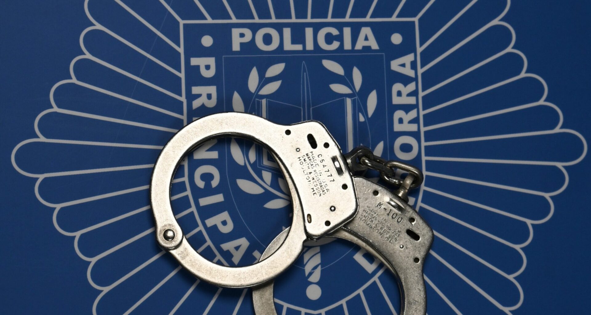 Molt begut, força una perruqueria, roba dues fulles d'afaitar i diu als policies 'figli di putana'