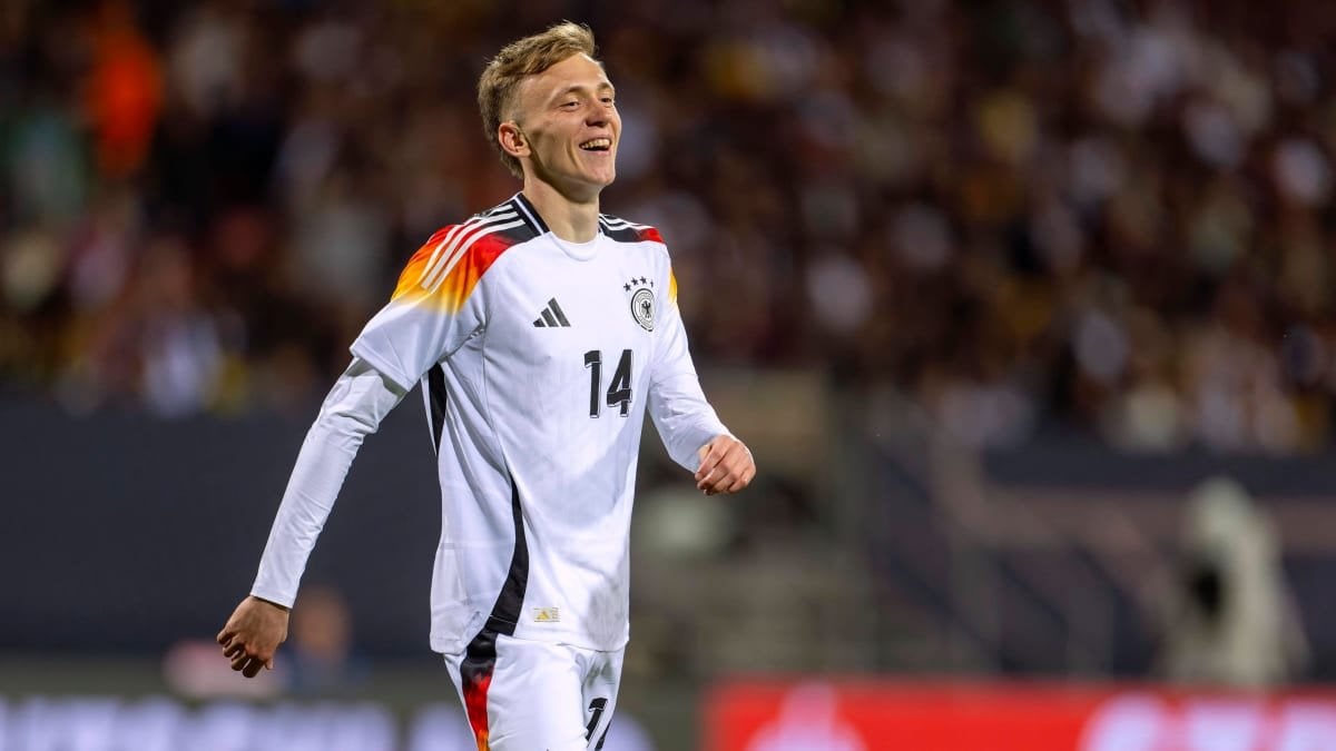 Beier: "Ich erinnere mich an die WM 2014. Ich habe das 7:1 gegen Brasilien zuhause geschaut, mein Vater saß nebenan. Bei jedem Tor bin ich zu ihm gerannt und war irgendwann ganz schön aus der Puste. Wenn dann im Training Müller zu mir sagt, 'dreh auf' oder 'lass klatschen', dann ist das noch geiler"