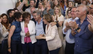 El PP gana por dos escaños pero Sánchez resiste
