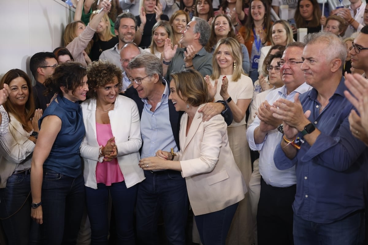 El PP gana por dos escaños pero Sánchez resiste