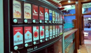 Un client tira per les escales la màquina de tabac d'un hotel i baixa els ploms de tot l'establiment