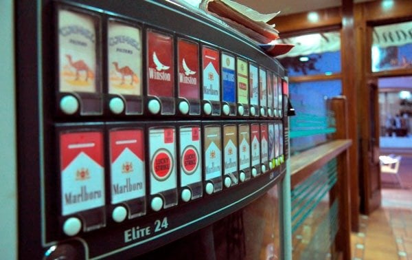 Un client tira per les escales la màquina de tabac d'un hotel i baixa els ploms de tot l'establiment