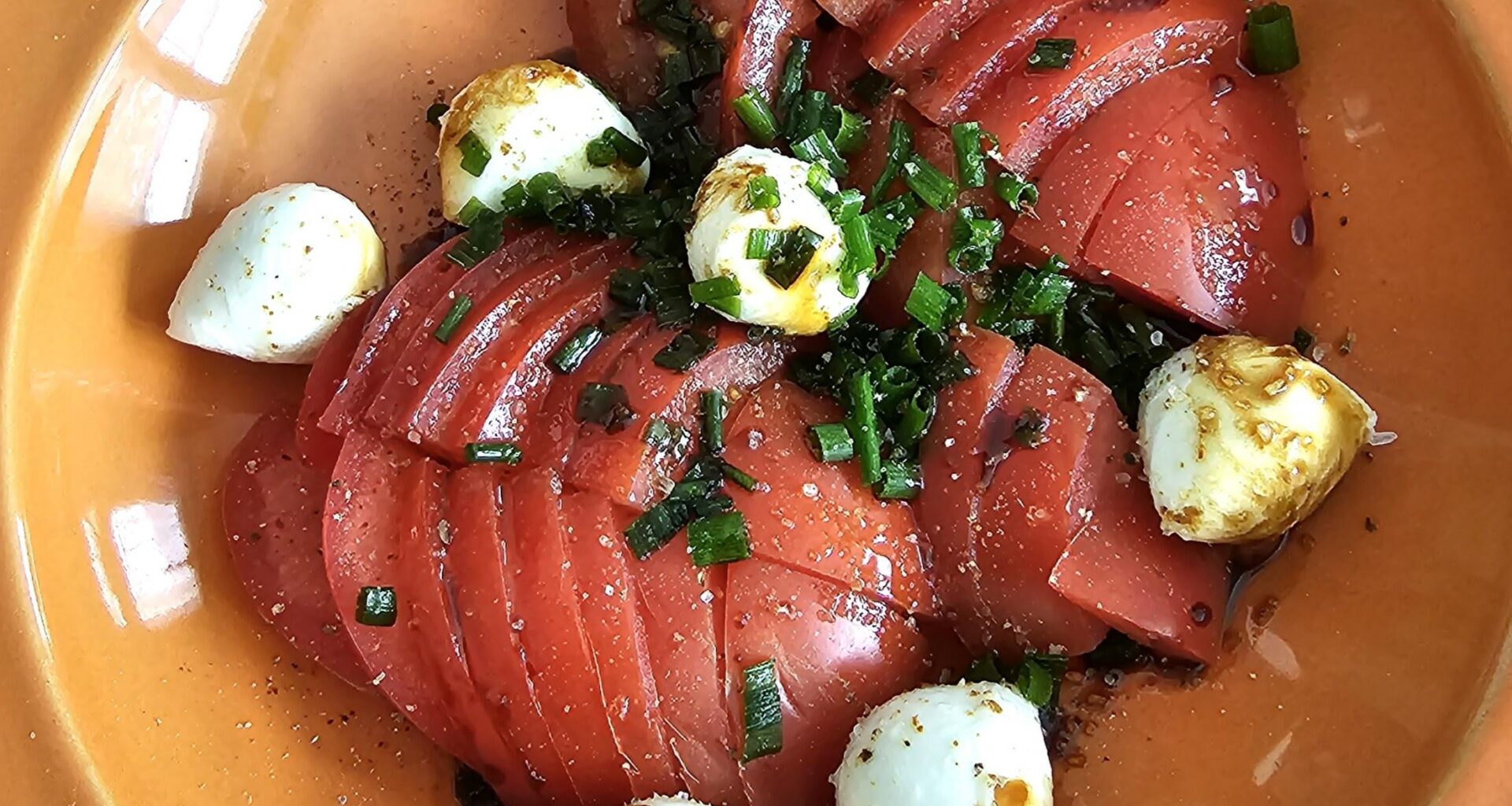 Tomato'n'Mozzarella with freshly picked chives, seasoned with olive oil and aceto balsamico and grated sea salt
