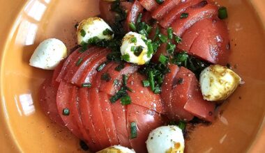 Tomato'n'Mozzarella with freshly picked chives, seasoned with olive oil and aceto balsamico and grated sea salt