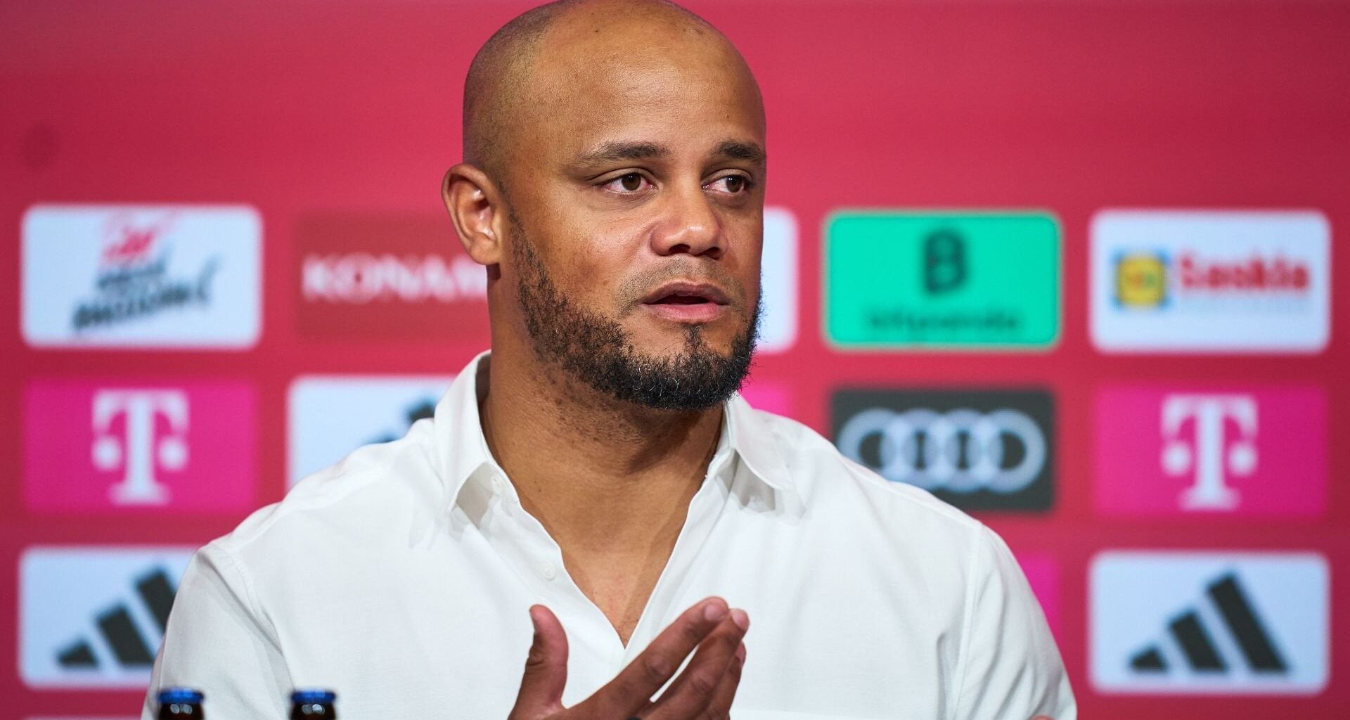 Bayern's playing style is expected to change under Vincent Kompany next season. The Belgian often used a 4-4-2 system. The era that started with Robben and Ribéry under Louis van Gaal, where the attacks are mainly carried out over the wings, could be coming to an end.