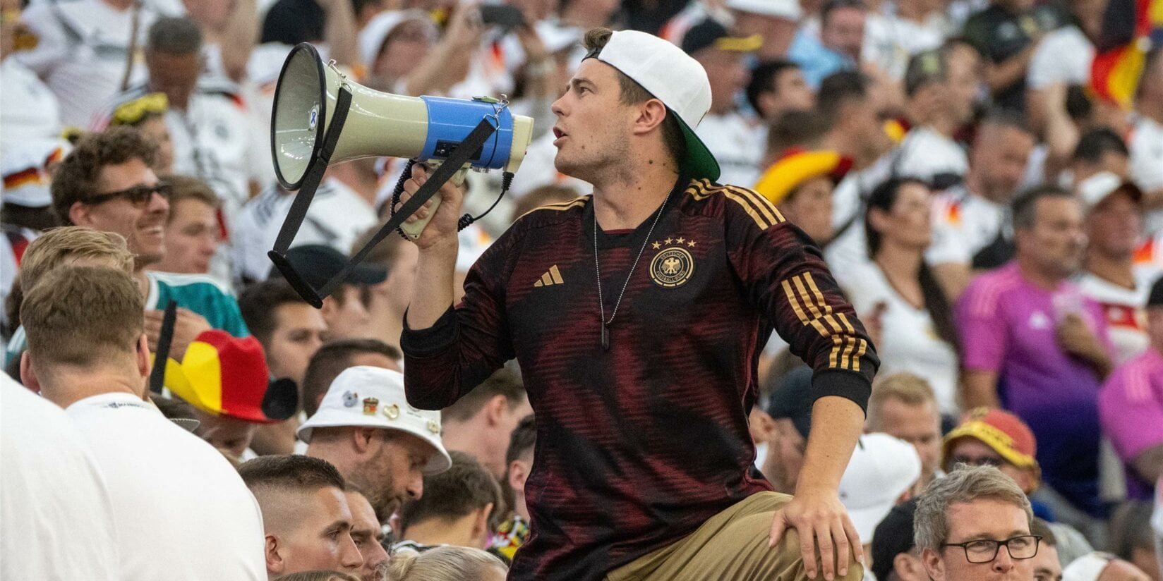 DFB-Vorsänger Bengt Kunkel hofft nach schlechter Stimmung beim Schweiz-Spiel in Frankfurt aufs Westfalenstadion: "Die Stimmung in Dortmund ist mit nichts auf der Welt zu vergleichen. Wir hoffen, dass wir ein bisschen was von der Magie des Westfalenstadions mitnehmen können."