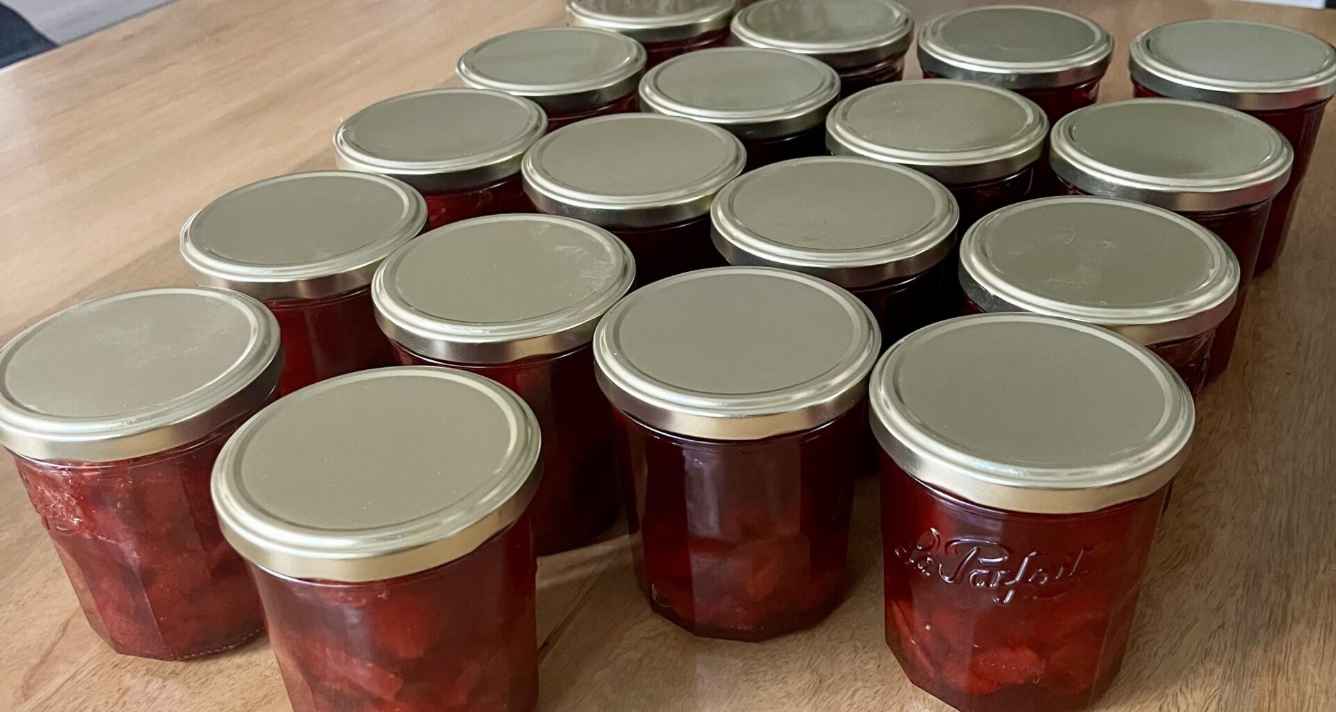 La réserve de confitures de fraises est prête