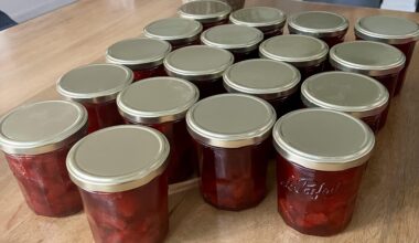 La réserve de confitures de fraises est prête