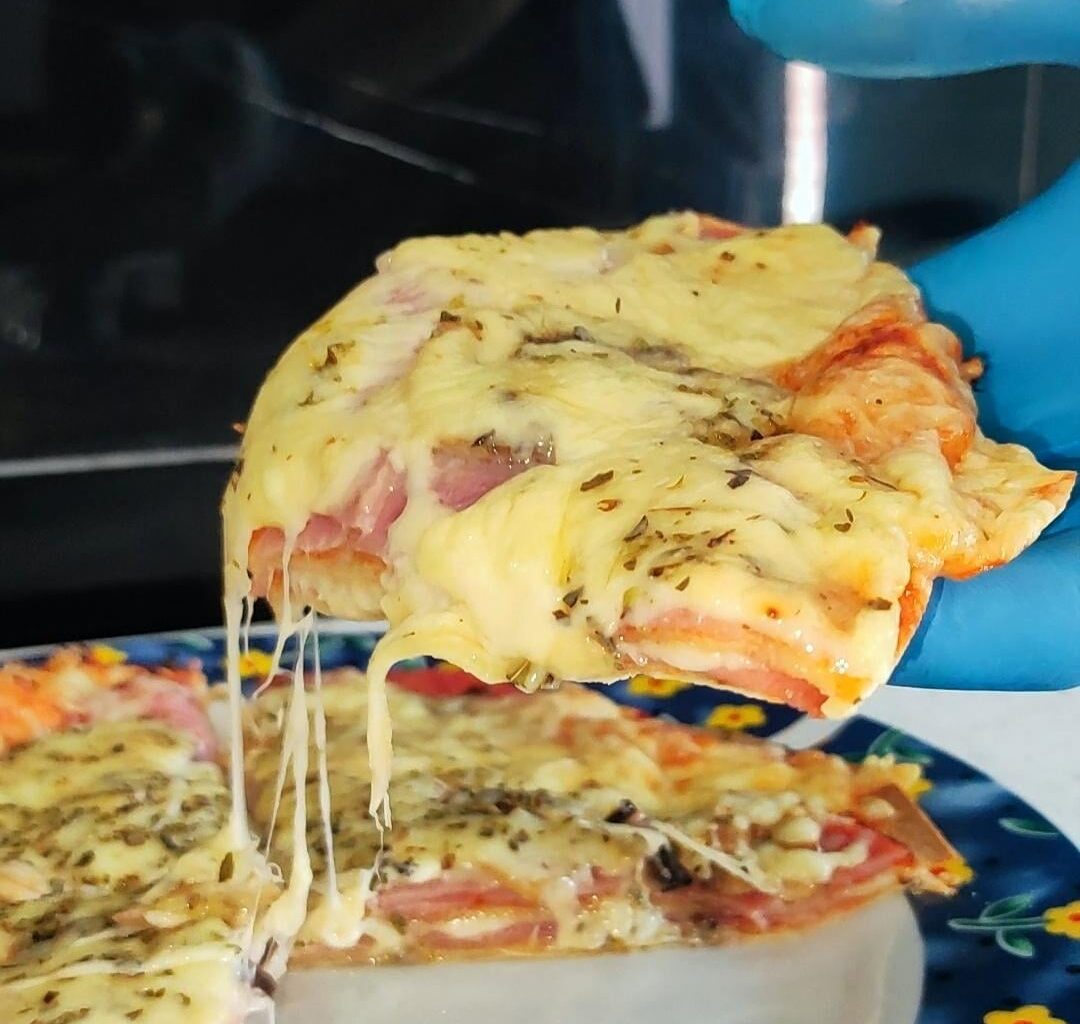Pizza from 2 tortillas ready in 15 minutes
