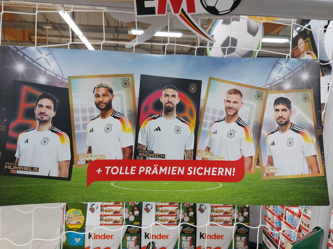 Gestern Abend beim Einkaufen gesehen. Die Trefferquote von Ferrero war auch mal besser. (Exakt 50% wenn man Vorder- und Rückseite von dem Aufsteller nimmt)