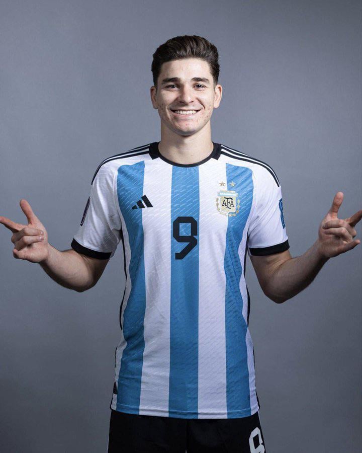 CONFIRMED: PSG wants Julián Álvarez this summer. The Argentine is believed to be keen on playing more regularly in his preferred position of central striker. Manchester City are in no rush to sell him, they will not accept a loan move either. @SunMartinB