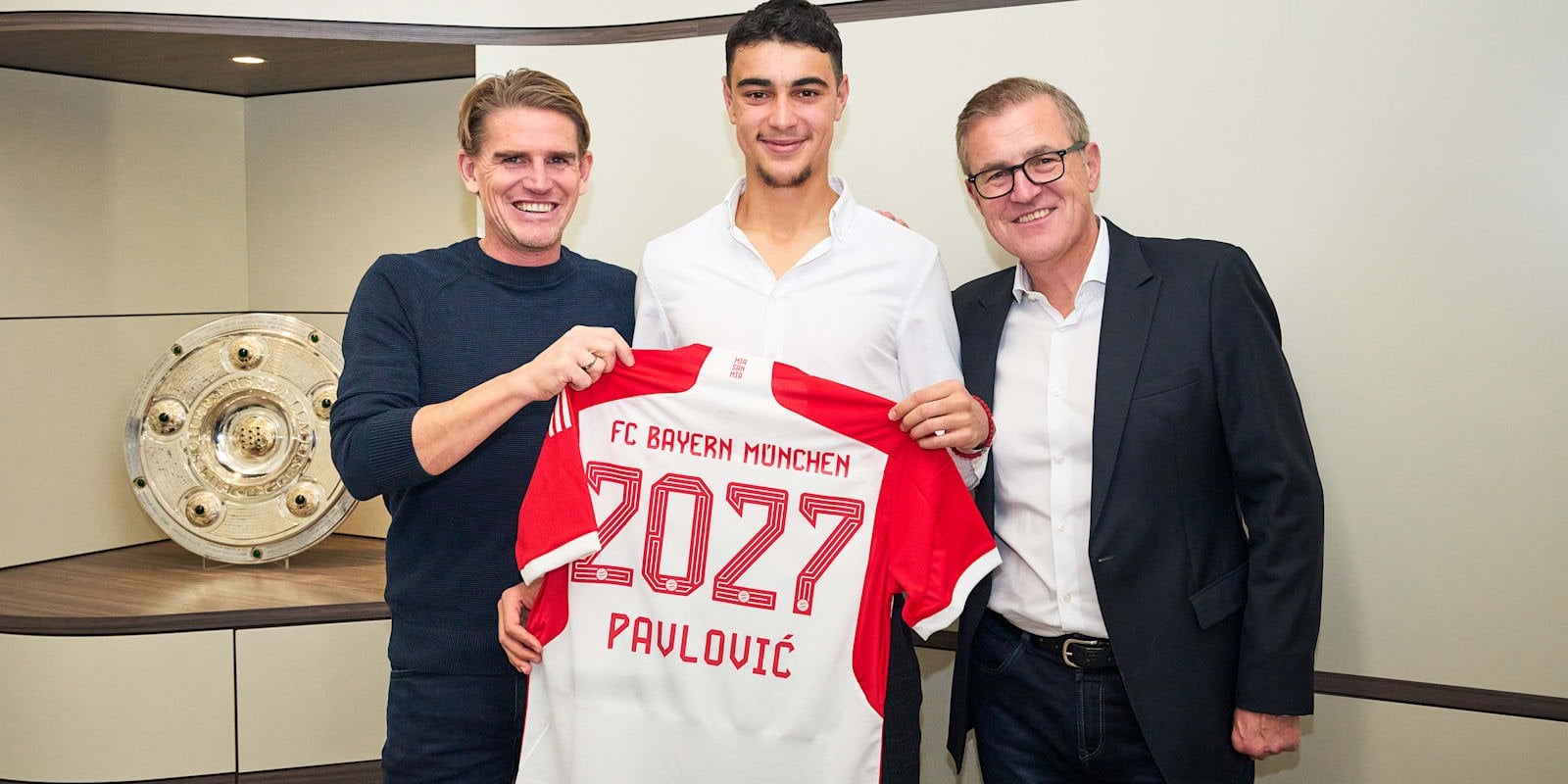 Aleksandar Pavlović could be in line for a new contract at Bayern after the Euros. The midfielder had signed a professional contract until 2027 last year, but now the terms of the deal are to be improved [@BILD]