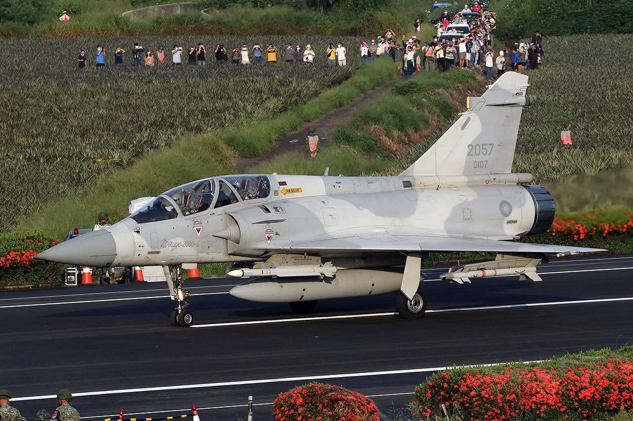 French President Macron announced that France will transfer Mirage 2000-5 fighter jets to Ukraine. Pilot training starts tomorrow, and the planes will be provided within a year.