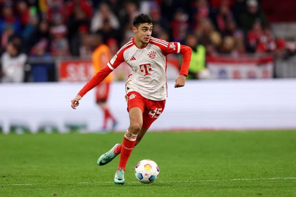Bayern want to give Aleksandar Pavlović and Josip Stanišić a new 5-year contract each. Both players are from the club's academy and fit into the future philosophy of the club. Vincent Kompany is planning with Stanišić and Pavlović