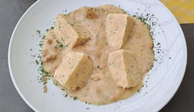 Chanterelle sauce with dumplings