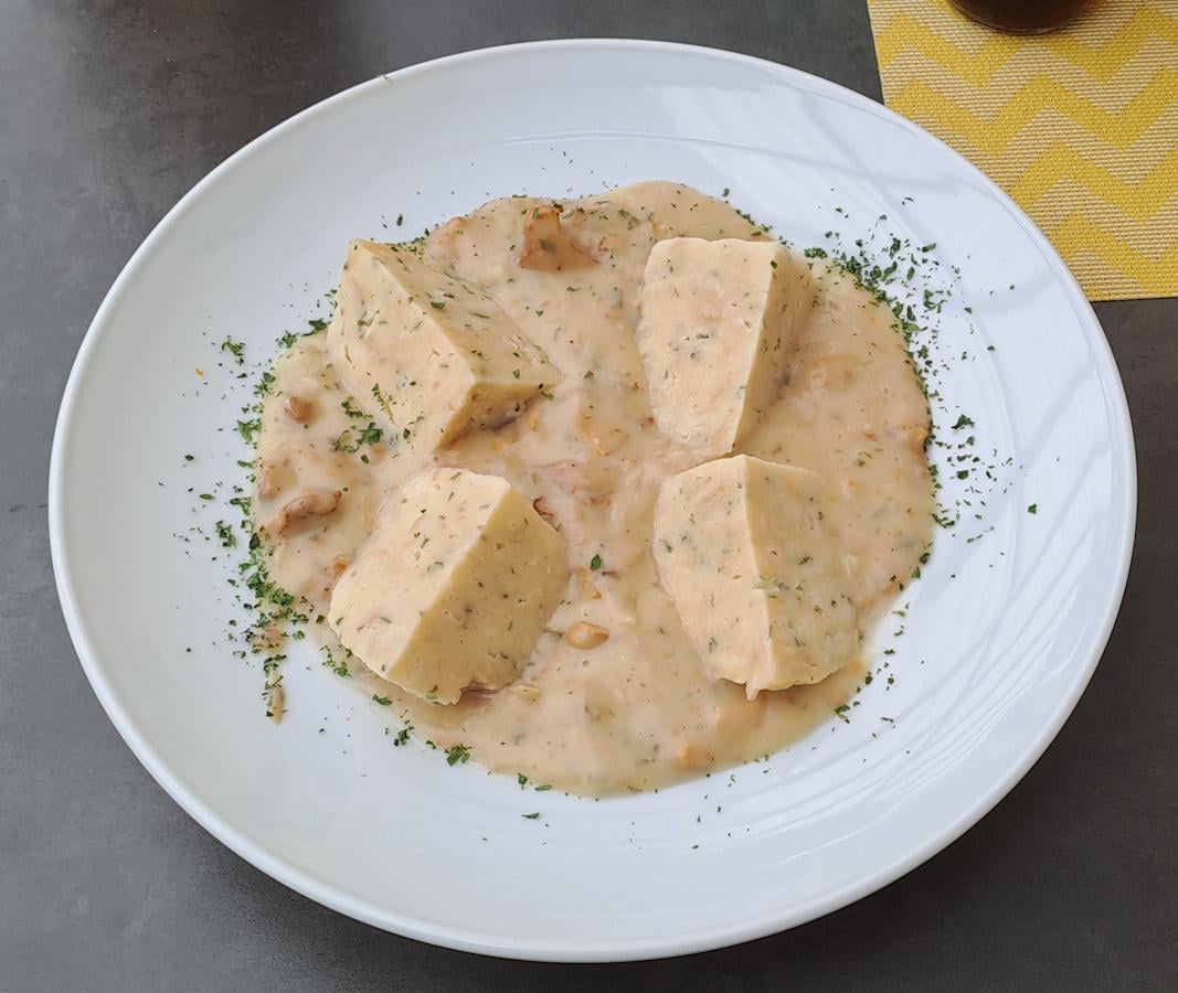 Chanterelle sauce with dumplings
