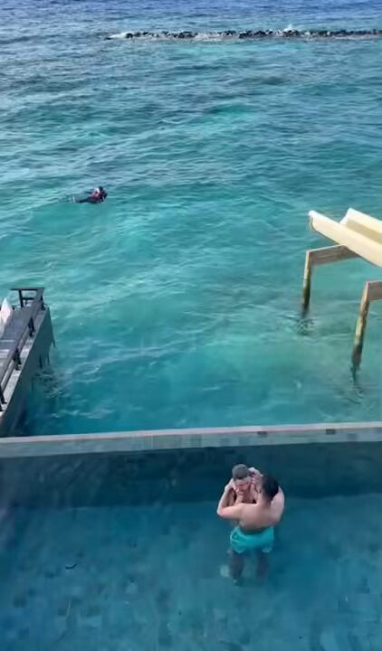 [@partidazocope] Video of Sergio Arribas saving a couple from drowning on the Maldives