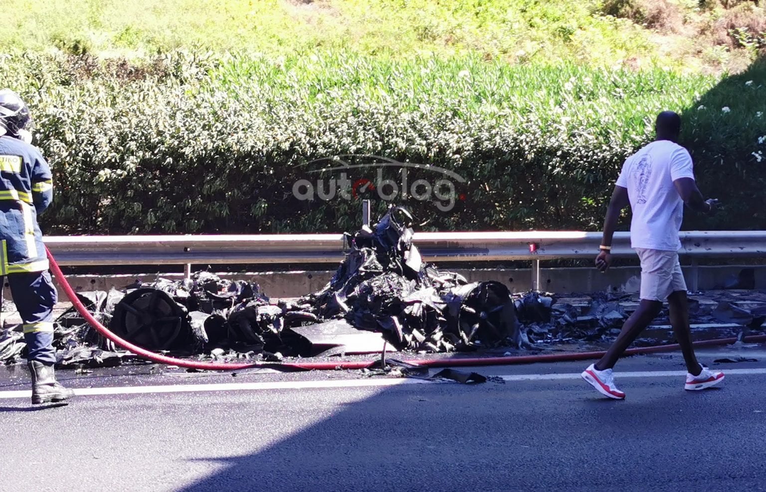 El vídeo on un superesportiu andorrà nou de 3,5 milions d'euros (amb peces d'or) es calcina a Grècia