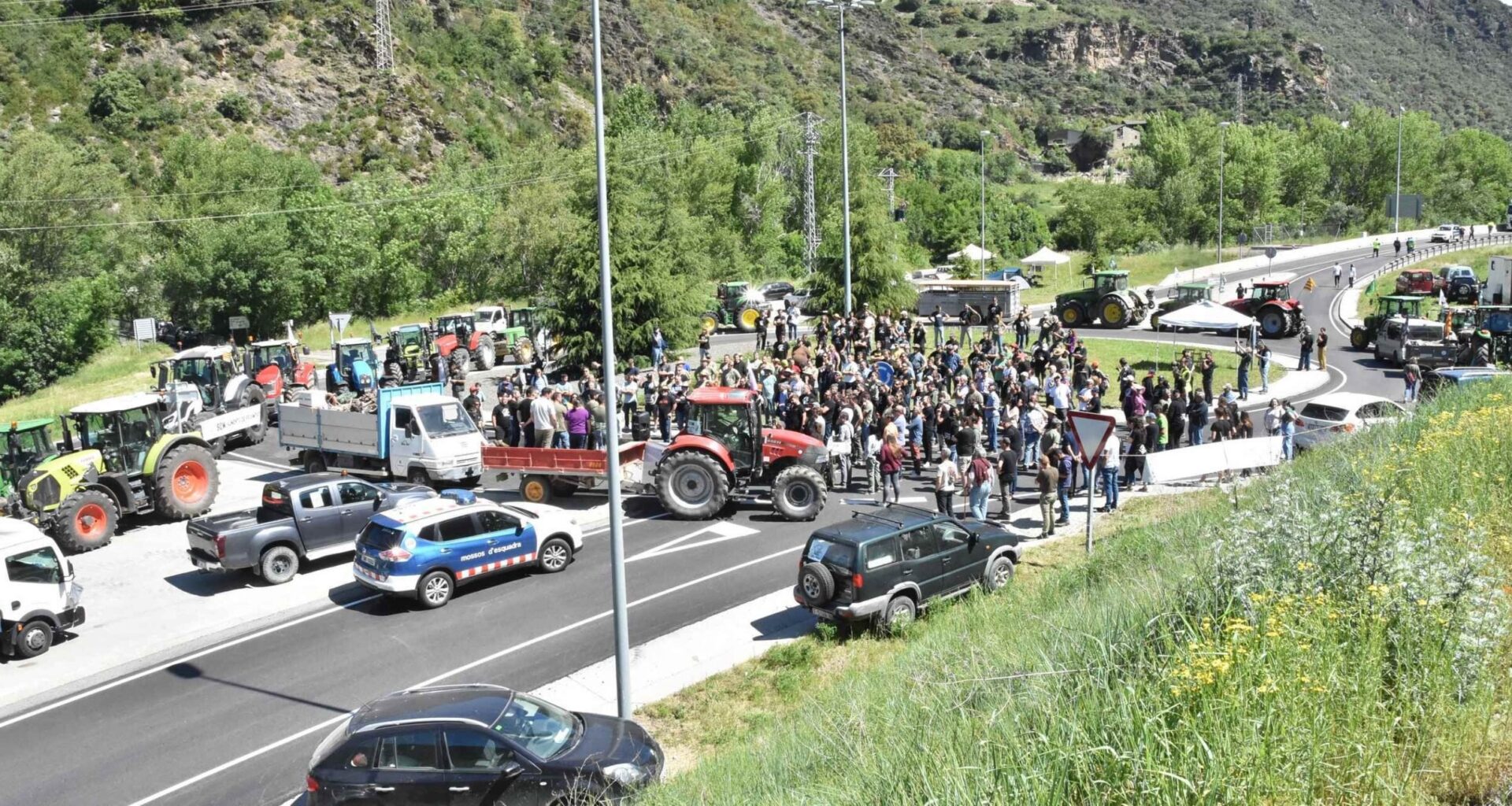 Els pagesos han decidit en una assemblea deixar passar alguns cotxes a les 7 de la tarda