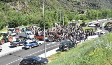 Els pagesos han decidit en una assemblea deixar passar alguns cotxes a les 7 de la tarda
