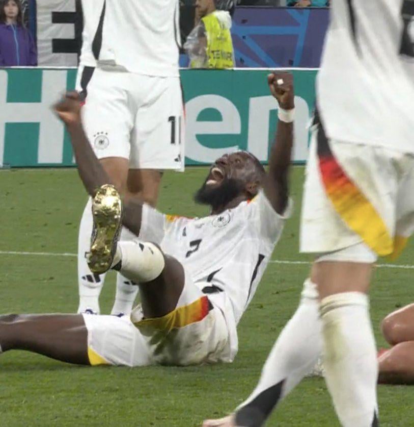 Antonio Rüdiger celebrating a succesful defensive play. Impossible to hate this guy! 😂