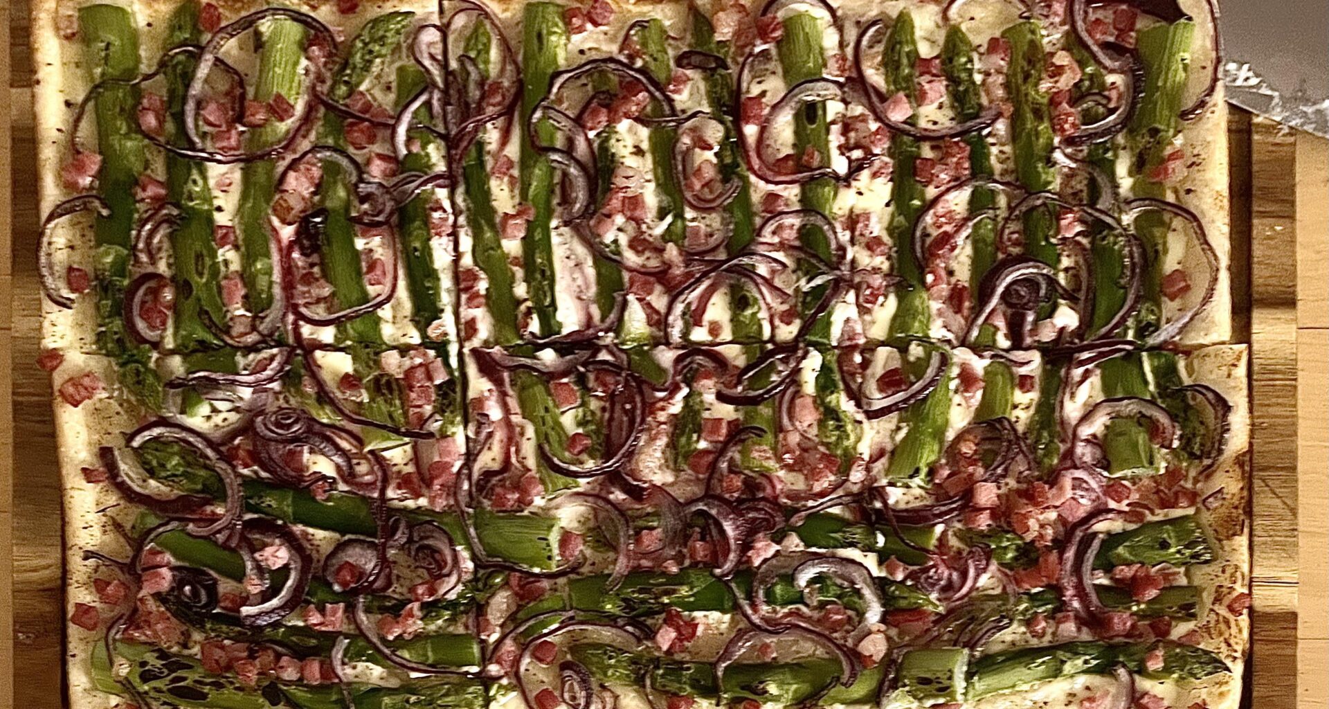Tarte flambée with green asparagus