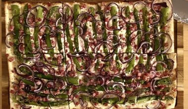 Tarte flambée with green asparagus