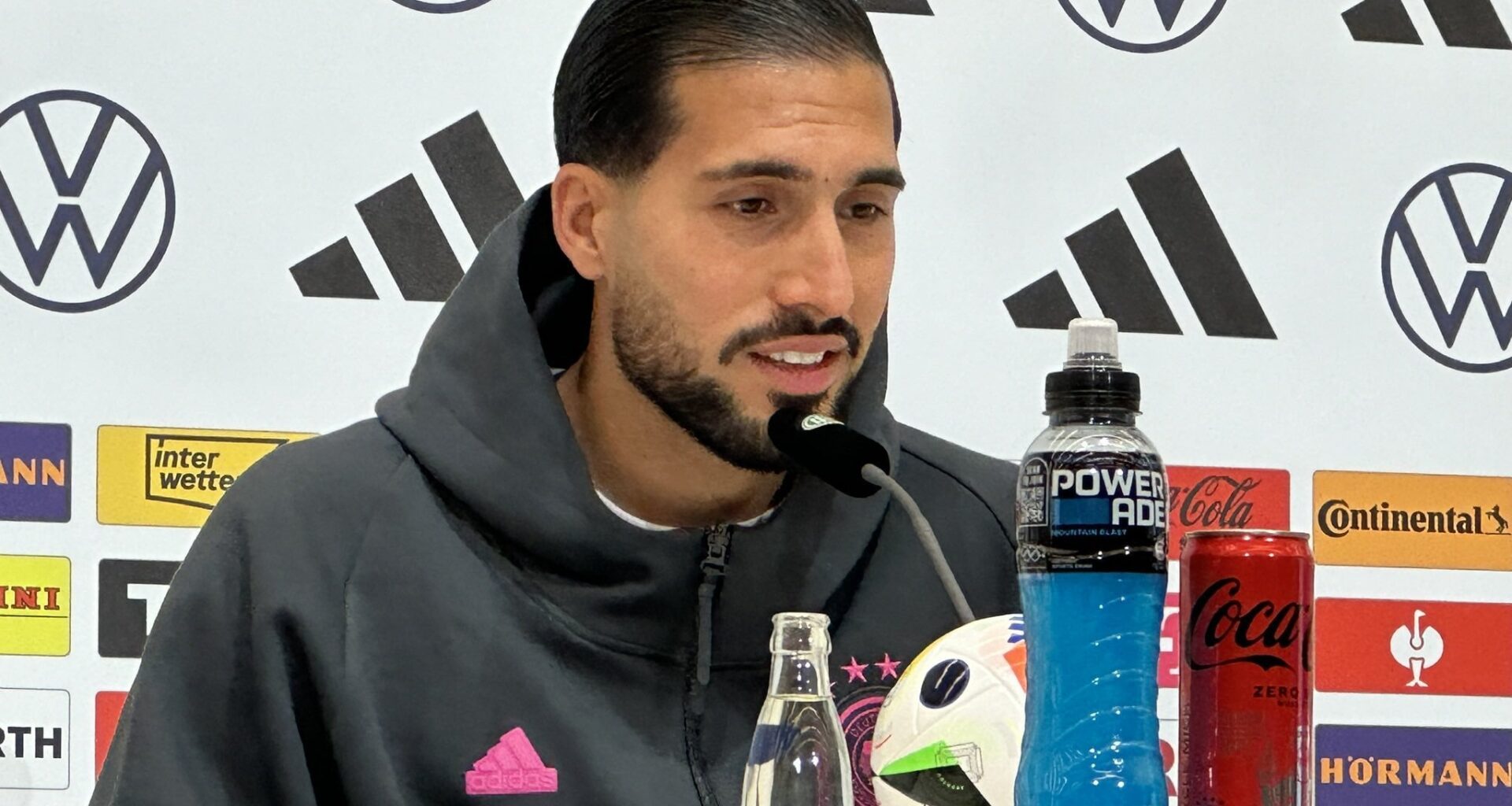 Emre Can über den spontanen Anruf von Nagelsmann: „Ich war Mittwoch zuhause in Dortmund beim Frühstück mit meiner Frau. Da kam der Anruf von Julian. Er hat gefragt, ob ich Bock habe. Habe ihm gesagt, dass ich bereit bin, obwohl ich zehn Tage mal nichts gemacht habe.“
