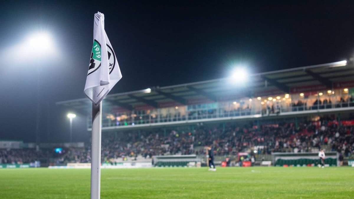 Stadionfrage beim DFB-Pokal-Spiel Phönix Lübeck gegen Borussia Dortmund: VfB-Lübeck-Heimat Lohmühle scheitert hauptsächlich am Knackpunkt "Pappelkurve" - Hamburger Volksparkstadion aktuell die naheliegendste Option