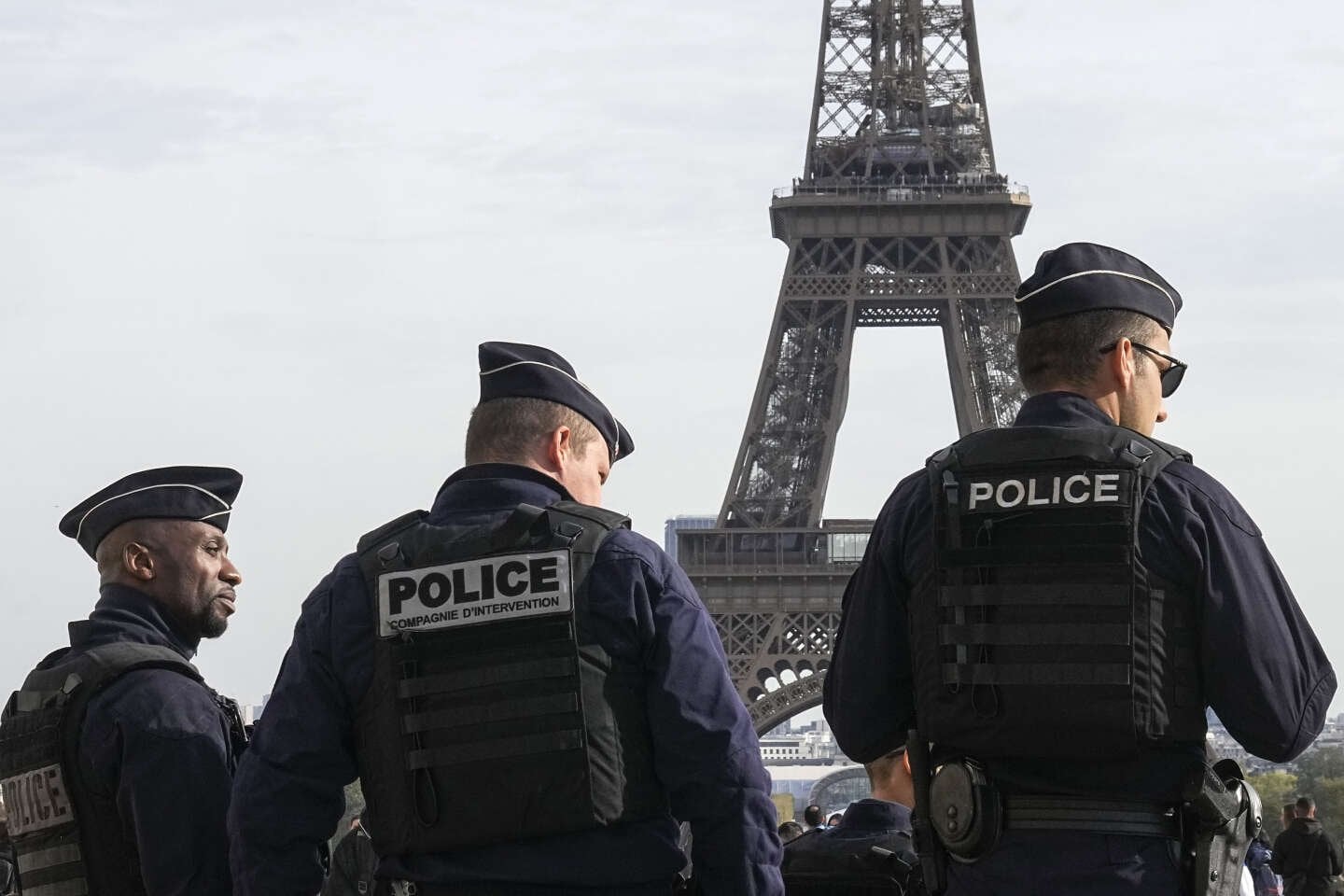 Cinq cercueils découverts au pied de la tour Eiffel avec la mention « soldats français de l’Ukraine » : trois suspects en garde à vue