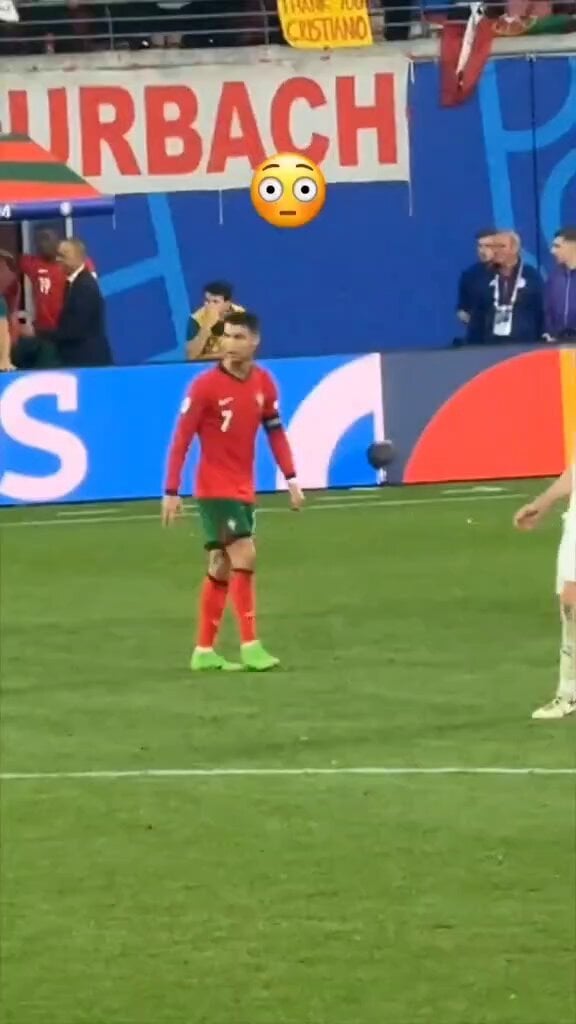 Momento wholesome logo após o apito final