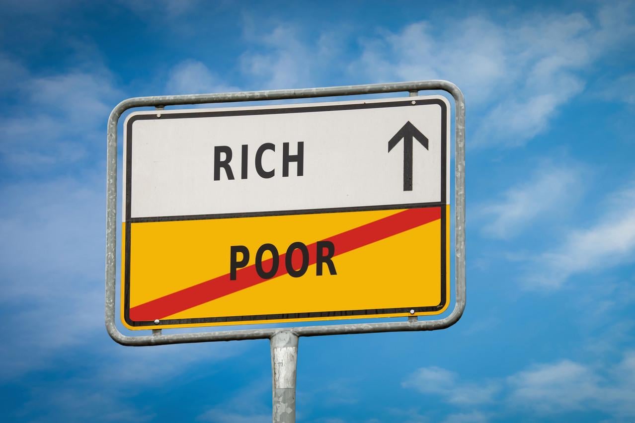 Median income in Luxembourg in 2024 is 58126 euros, average house price starts around 1 million euros