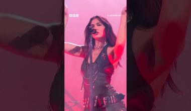 What an entrance!! 🩷 @dualipa