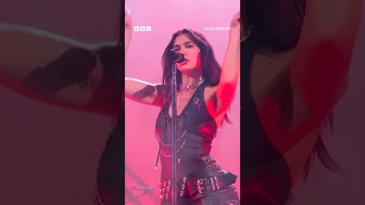 What an entrance!! 🩷 @dualipa